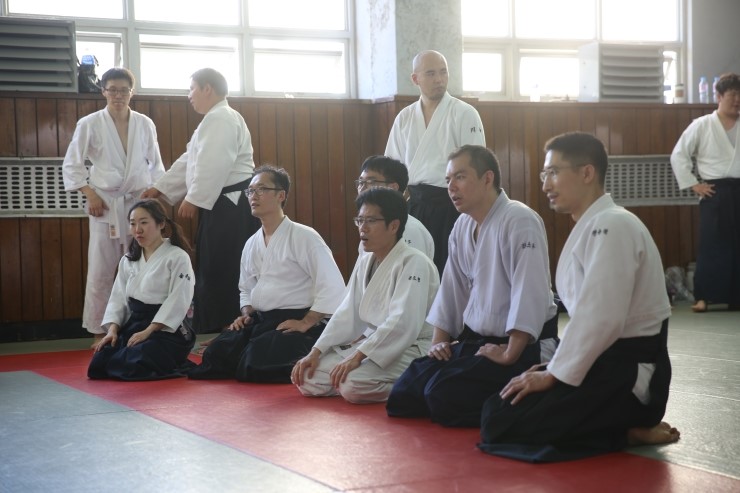 그가 손을 뻗는 순간, 마치 모세의 기적이...