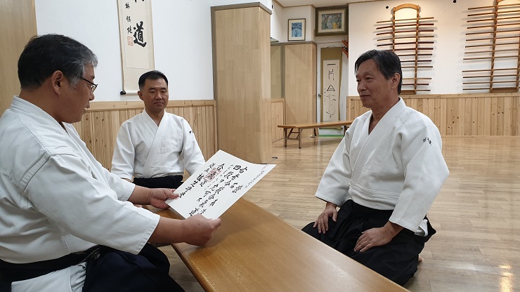 [칼럼]밖으로 드러내기 보다는 안으로 들여봐야 한다