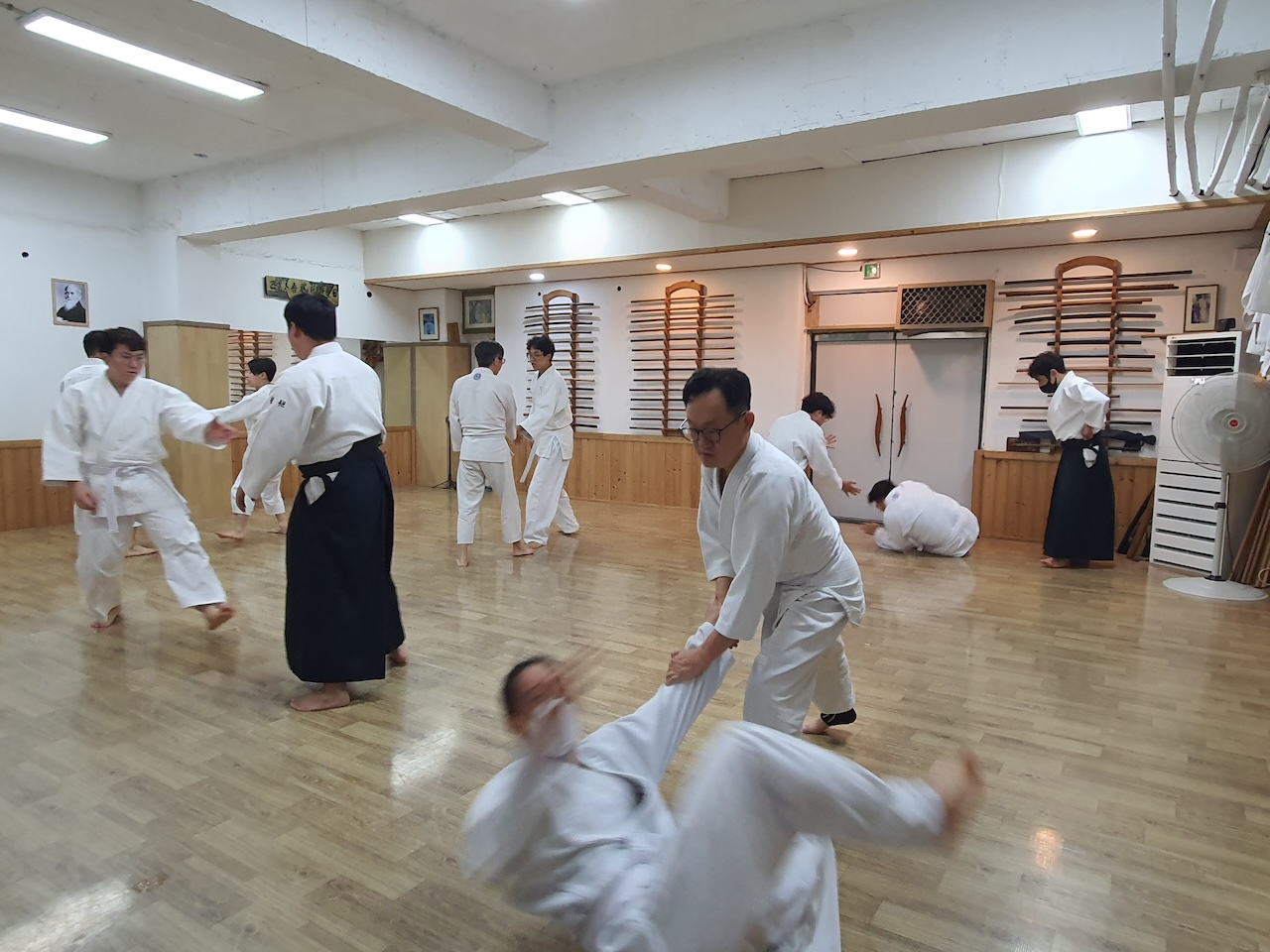 1부 기초 수신(후방, 전방) 2부 심화 수신(공중)의 순서로 진행, 코어 제어를 통한 신체운용법을 중점적으로 지도