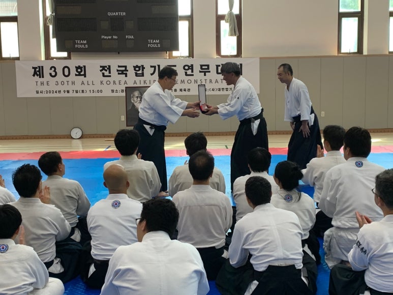 고바야시 야스오 선생에게 감사피 전달