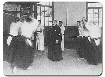 다수의 무기 공격에 대응하는 합기도(Aikido) 창시자