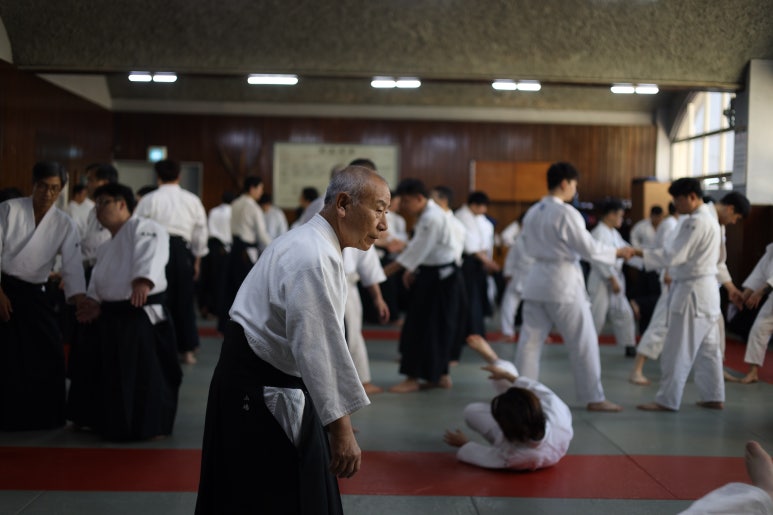 참가한 회원 한 사람, 한 사람 모두에게 실제로 기술을 보여주고 있는 야마시마 다케시 8단 
