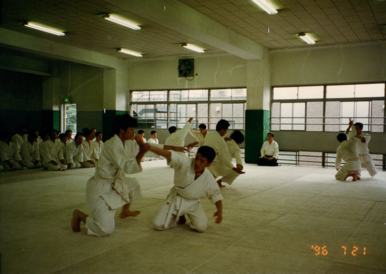 합기도 세계본부에서 심사중인 고바야시 도장 회원들 (1996년 7월 21일)