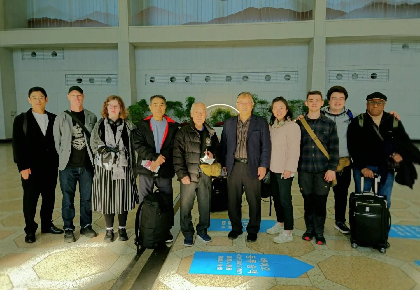 김포공항 출국장에서 기념촬영